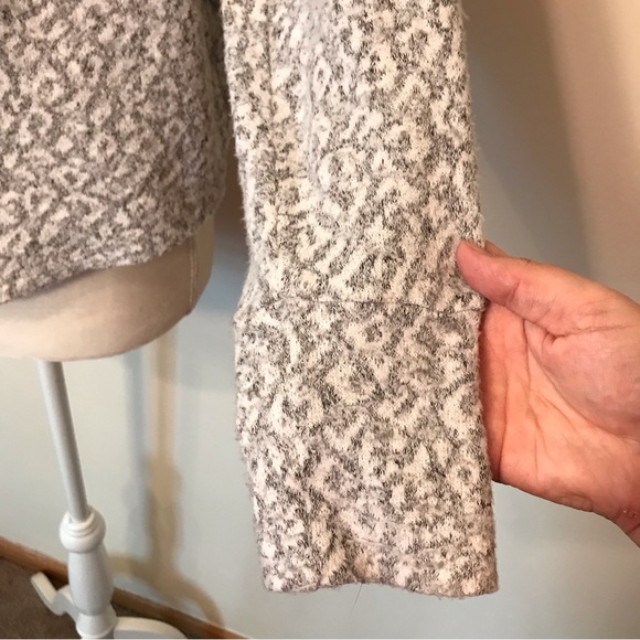Saturday Sunday Anthropologie Gray White Leopard Print Pullover Sweater Size XS - Picture 9 of 15